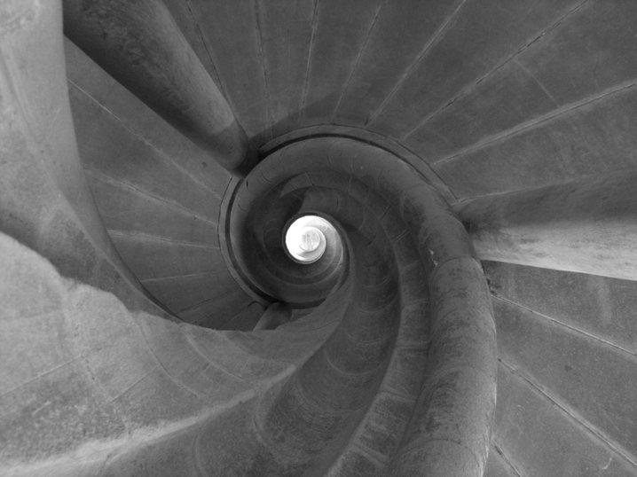 ۱. استفاده از نظم‌دهنده‌های پارچه‌ای برای تقسیم‌بندی کمد